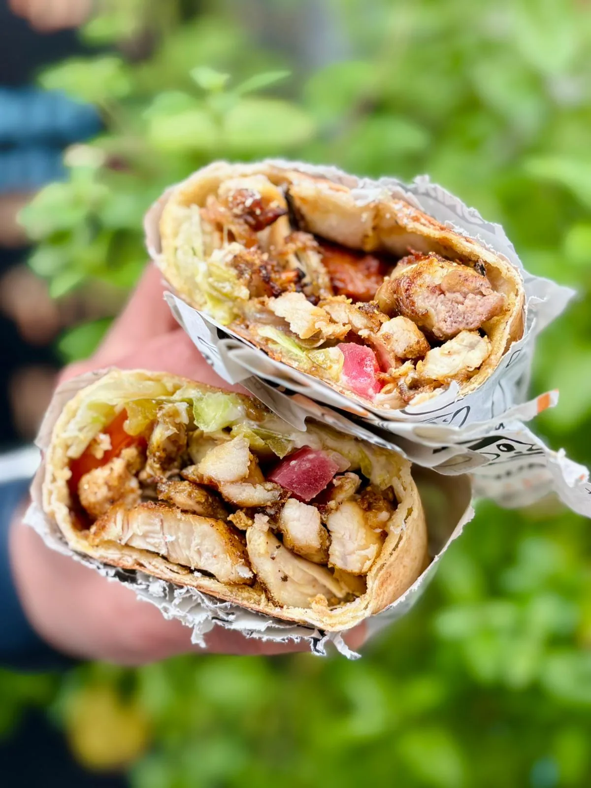 Sandwich shawarma poulet roulé, navets marinés et tomates